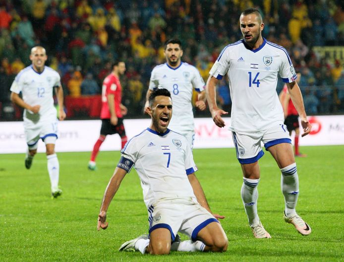 Sterspeler Zahavi viert een doelpunt voor Israël tegen Albanië.