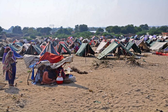 In eigen land gevluchte mensen schuilen in een opvangkamp in de provincie Sindh.