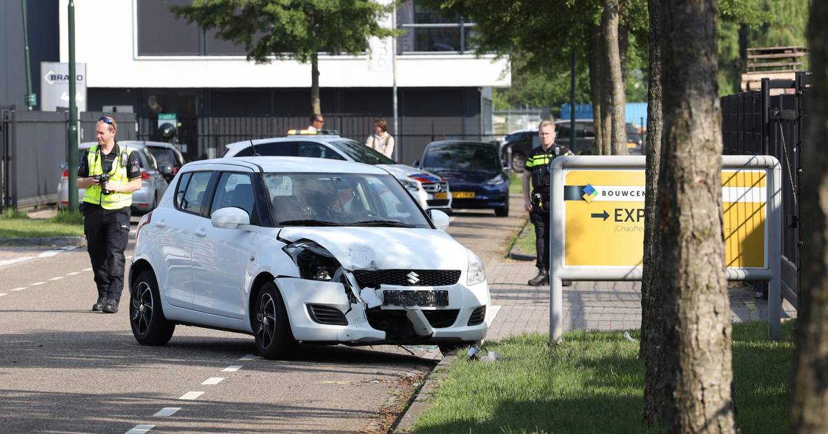 Bromfietser raakt zwaargewond bij botsing met auto in Veghel.