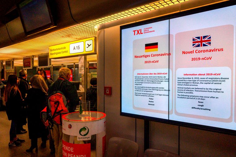 Informatie over het coronavirus op de luchthaven van Berlijn.  Beeld AFP