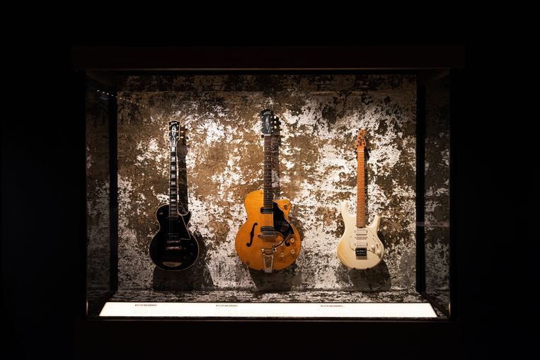 Gitaren waar Keith Richards op speelde, met onder andere de 1960 Maton EG240, natural, een Australische gitaar waar Keith een zwak voor had. Beeld David Vroom