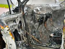 Auto vliegt een uur na aanschaf in brand in Valkenswaard, bestuurder en kind ontkomen