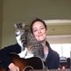 Video: Kat geniet van gitaarspel baasje