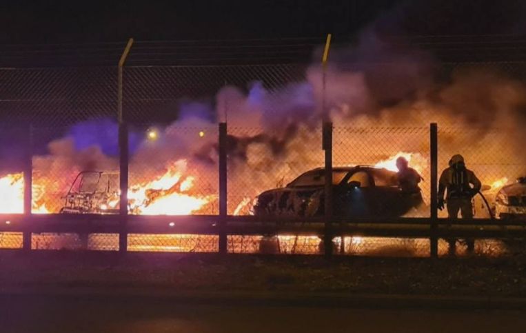 In de nacht van donderdag op vrijdag brandden een eerste keer auto's uit. Beeld RTL