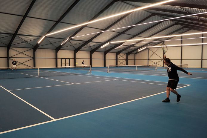 Dinsdagavond werden de nieuwe tennisterreinen in de hal van TC Staden voor de allereerste keer bespeeld.