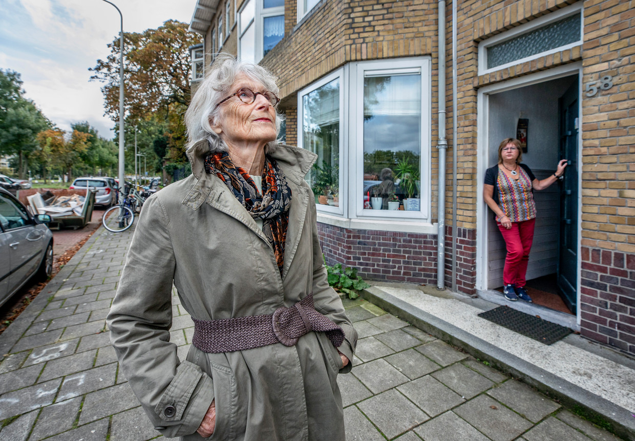 Chaja Polak voor het huis in Rijswijk waar zij en haar familie in de oorlog waren ondergedoken. In de deuropening de huidige bewoner. Beeld Raymond Rutting / de Volkskrant