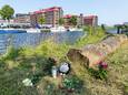 Op de noodlottige plek bij de Trekvliet ter hoogte van de Schepradstraat waar dinsdag een kind in zorgwekkende toestand uit het water is gehaald zijn bloemen en een beertje neergelegd.