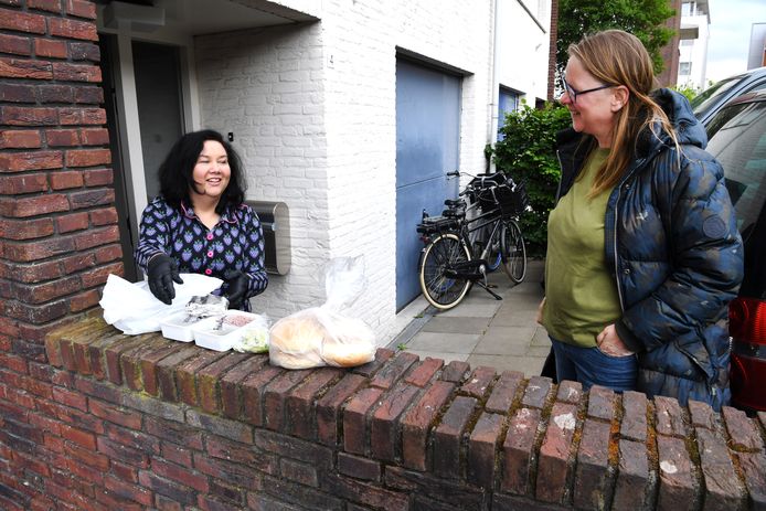 Ellen Kobes komt vandaag ze zelf gemaakte broodjes Rendang halen bij thuiskok Clourinda