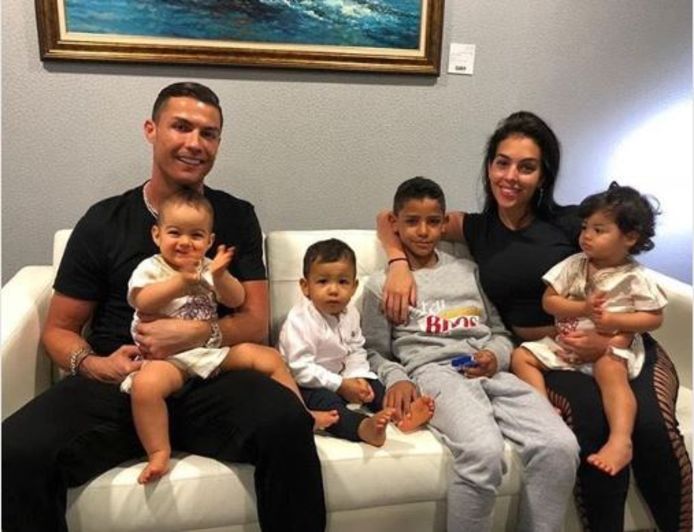 Het gezin Ronaldo: Cristiano met Alana Martina, Mateo, Cristiano Jr. en Georgina Rodriguez met Eva.
