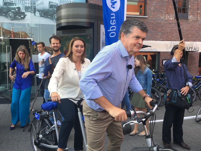 Partijvoorzitter Gwendolyn Rutten op de fiets samen met Mechels burgemeester Bart Somers. Zullen de liberalen in Vlaanderen mee kunnen profiteren van zijn populariteit?