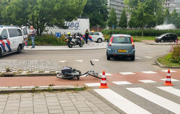 Een fietsster is dinsdagochtend gewond geraakt bij een aanrijding op de rotonde aan de Kennedylaan in Papendrecht.