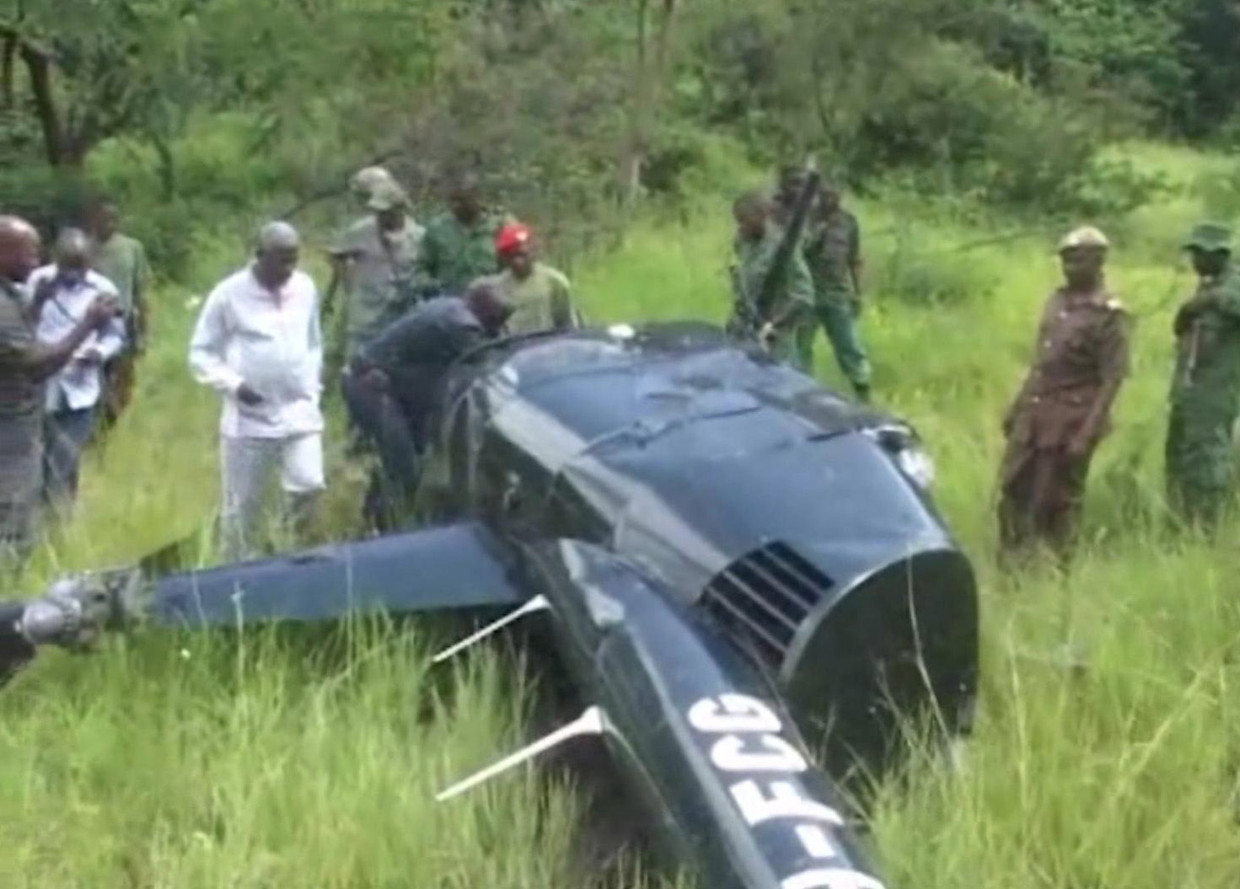 Afgelopen januari namen stropers in Tanzania een helikopter met rangers onder vuur. Het toestel stortte neer en de Britse piloot kwam om het leven. Beeld AP