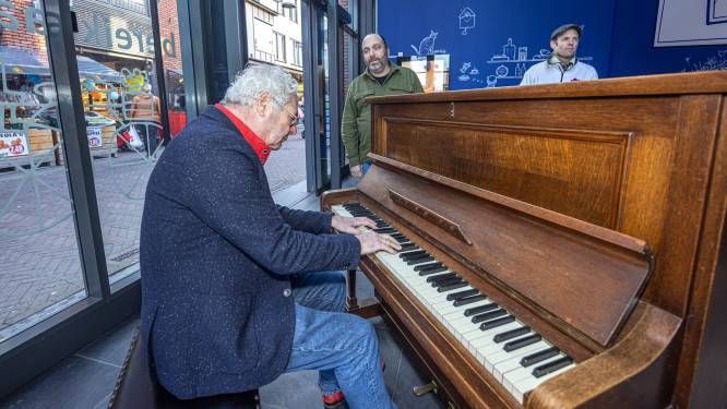 Piano in Zwolle vernield, maar René komt (vanuit Amsterdam) een nieuwe brengen: ‘Hij is ontzettend gemist’
