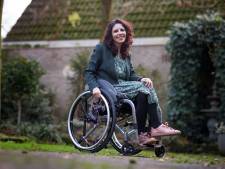 Christel heeft na bijna een jaar eindelijk een nieuwe rolstoel: ‘Het heeft mijn leven veranderd’