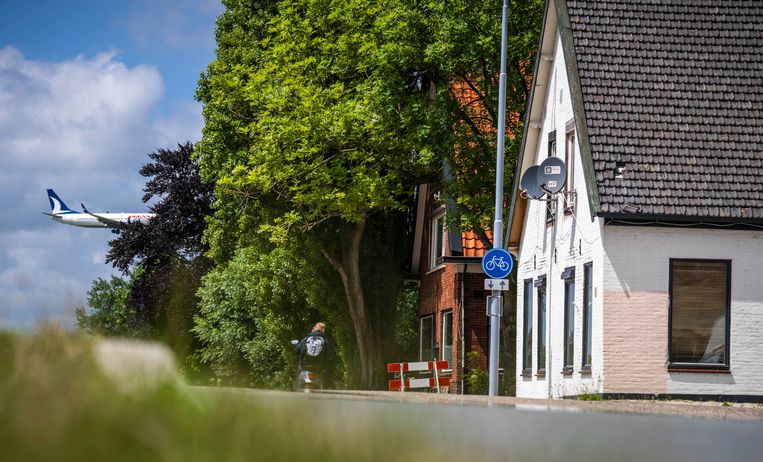 Een vliegtuig voordat het landt op de Kaagbaan op Schiphol. Beeld Freek van den Bergh / de Volkskrant