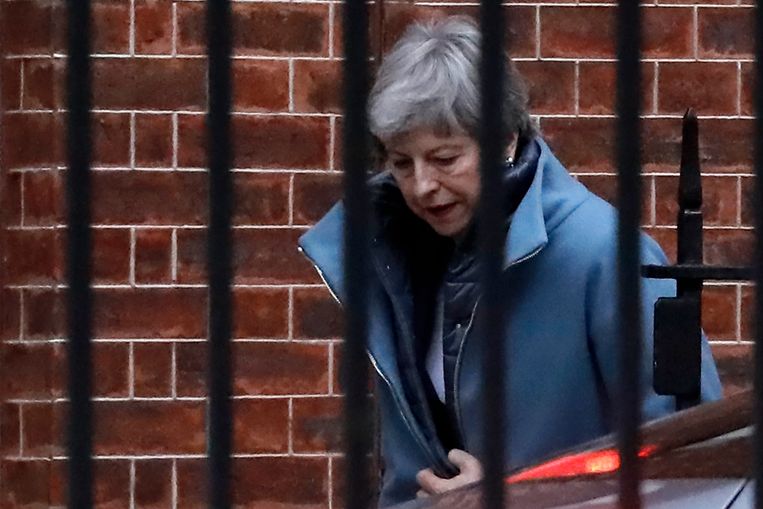 Premier Minister Theresa May verlaat de achterkant van haar ambtswoning Downing Street 10, gisteren, op 20 maart, nadat ze de EU officieel om uitstel van de brexit-deadline heeft gevraagd.  Beeld AFP