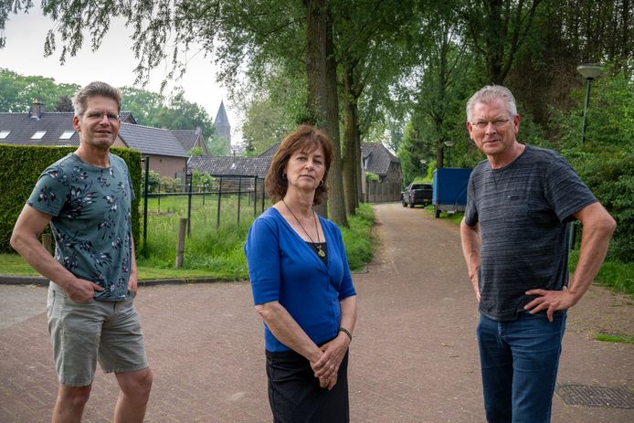 Bouwplan de Rietstok valt niet goed bij buurtbewoners. Van links naar rechts: Twan Smits, Maria van den Oever en Joep van Lierop