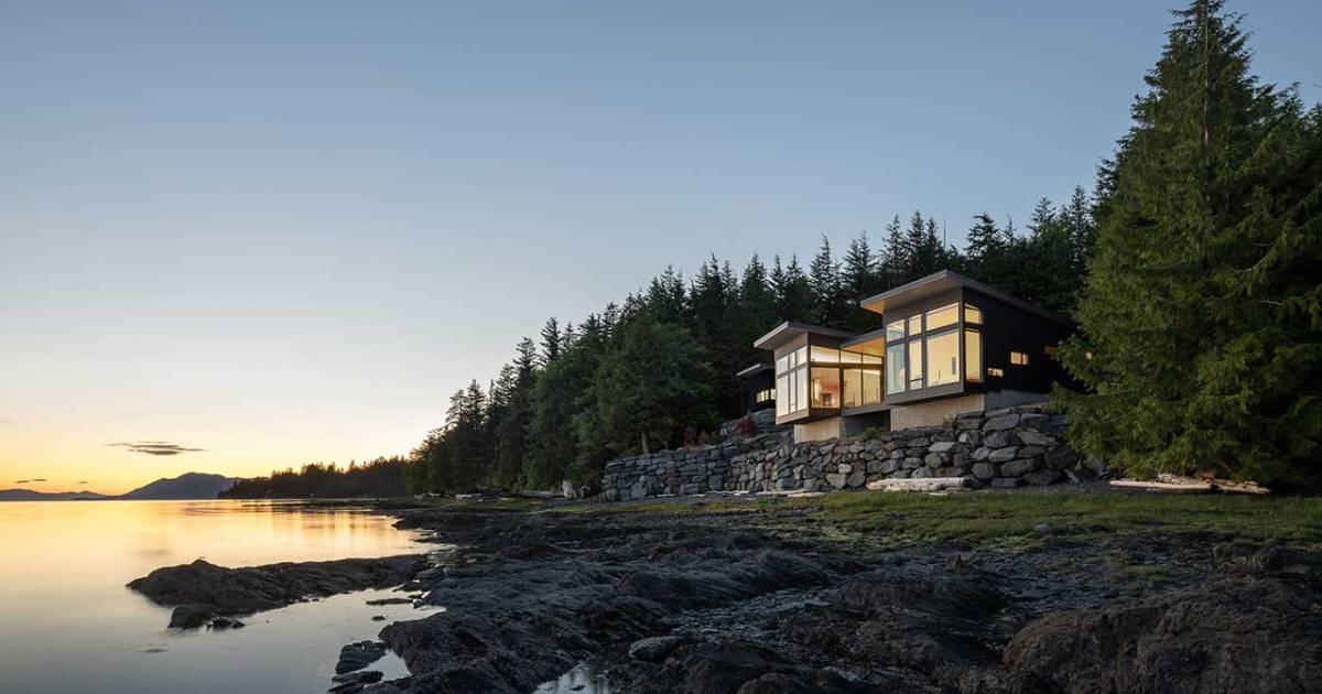 Stunning house.  An Alaska Lake Bungalow Will Make You Dream |  crazy house
