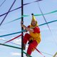 In een vrolijk bananenpak  schetst circustheatermaker Monki een regenboog van optimisme ★★★★☆