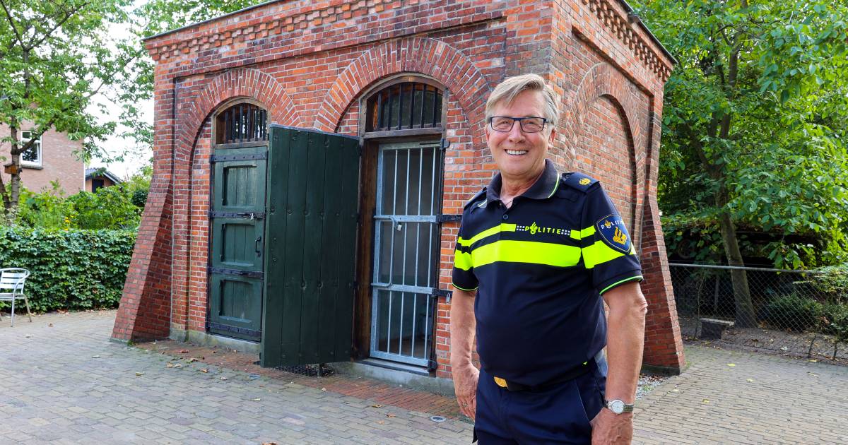 Budelse wijkagent Jos Lowis ruimt zijn uniform na bijna een halve eeuw voorgoed op - Eindhovens Dagb