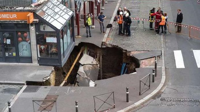 L'énorme trou s'est formé juste devant une brasserie d'Amiens.