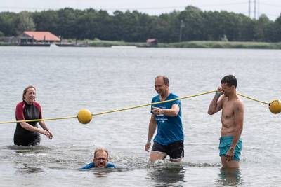 De zon breekt door als burgemeesters tegen kanker een duik nemen in Braamt: ‘Lekker temperatuurtje h