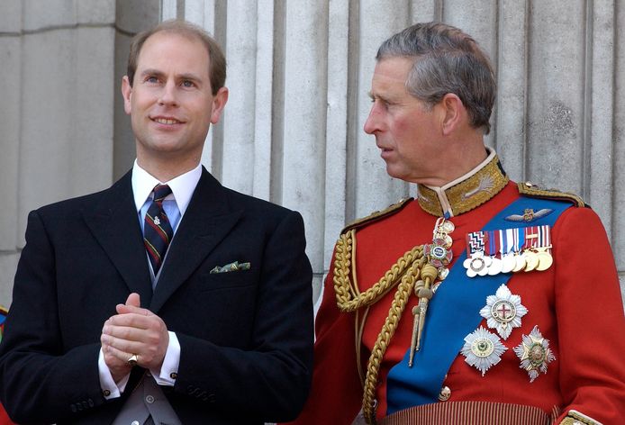Prins Edward (links) en zijn broer koning Charles.