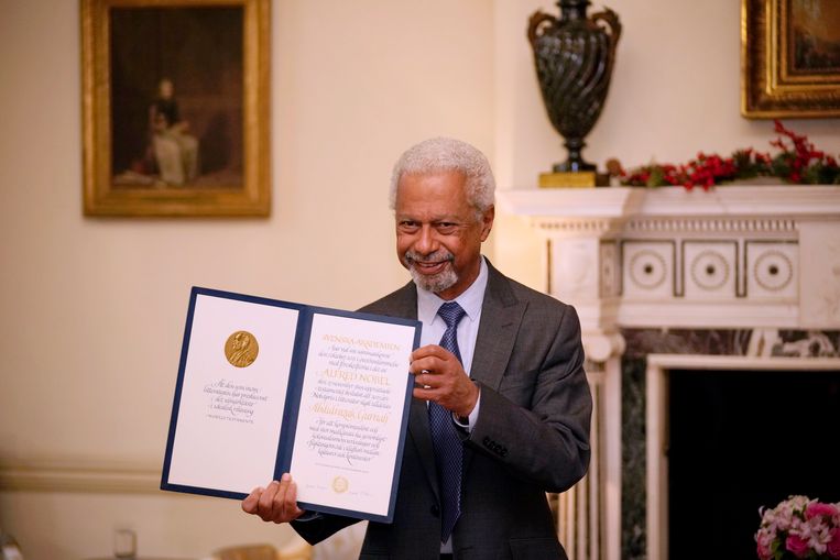 Abdulrazak Gurna met de oorkonde die bij zijn Nobelprijs hoort. Beeld AP