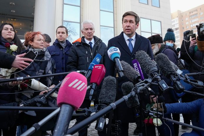 De Russische advocaat Ilia Novikov staat de media te woord na de beslissing tot sluiting van het Centrum voor de Rechten van de Mens, woensdagmorgen door het hooggerechtshof in Moskou.
