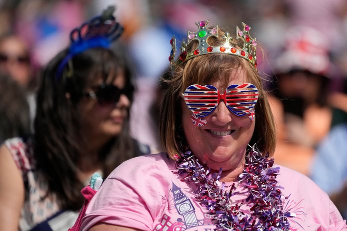 I fan si riuniscono vicino a Buckingham Palace per la festa di anniversario di stasera.