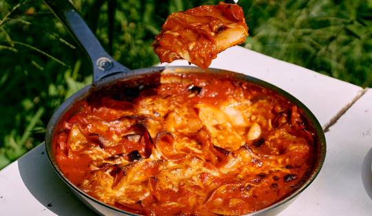 Een messy pan-lasagne alla Norma of 'pizzakip': dit is ons weekmenu