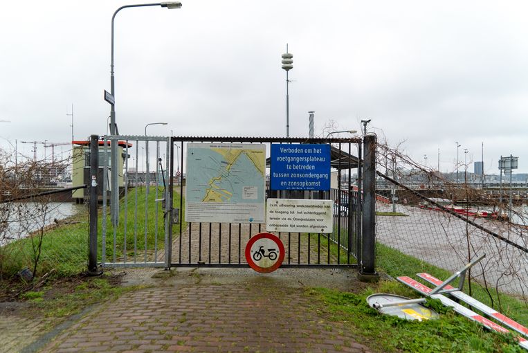 De Oranjesluizen zijn voor wandelaars al vanaf 17 juni 2021 gesloten. Beeld Jennifer Gijrath