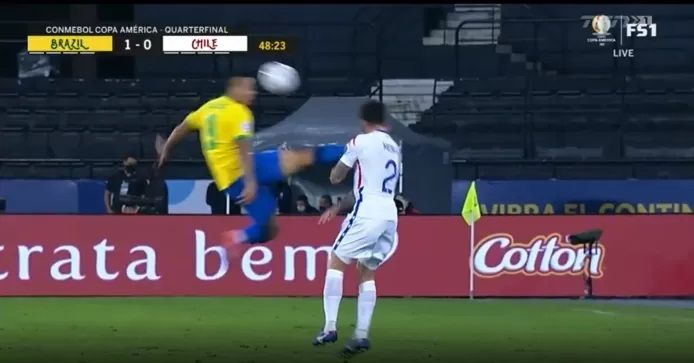 Gabriel Jesus expulsé après avoir frappé Mena avec un violent coup de pied.