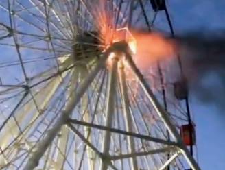 Spectaculaire beelden tonen hoe reuzenrad knetterend in brand vliegt