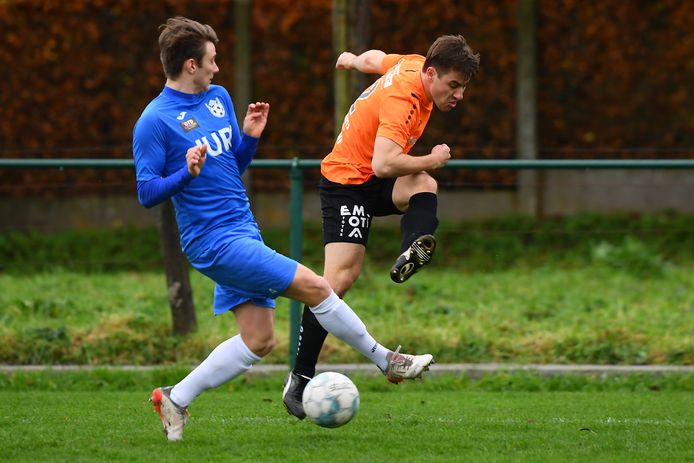 Maarten Matthijs probeert Warre Ponnet te verschalken met een schot.