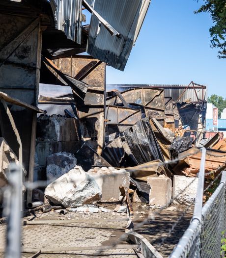 Miljoenenschade na verwoestende brand bij afvalverwerker Leemans in Almelo: ‘Zoiets kan altijd gebeuren’