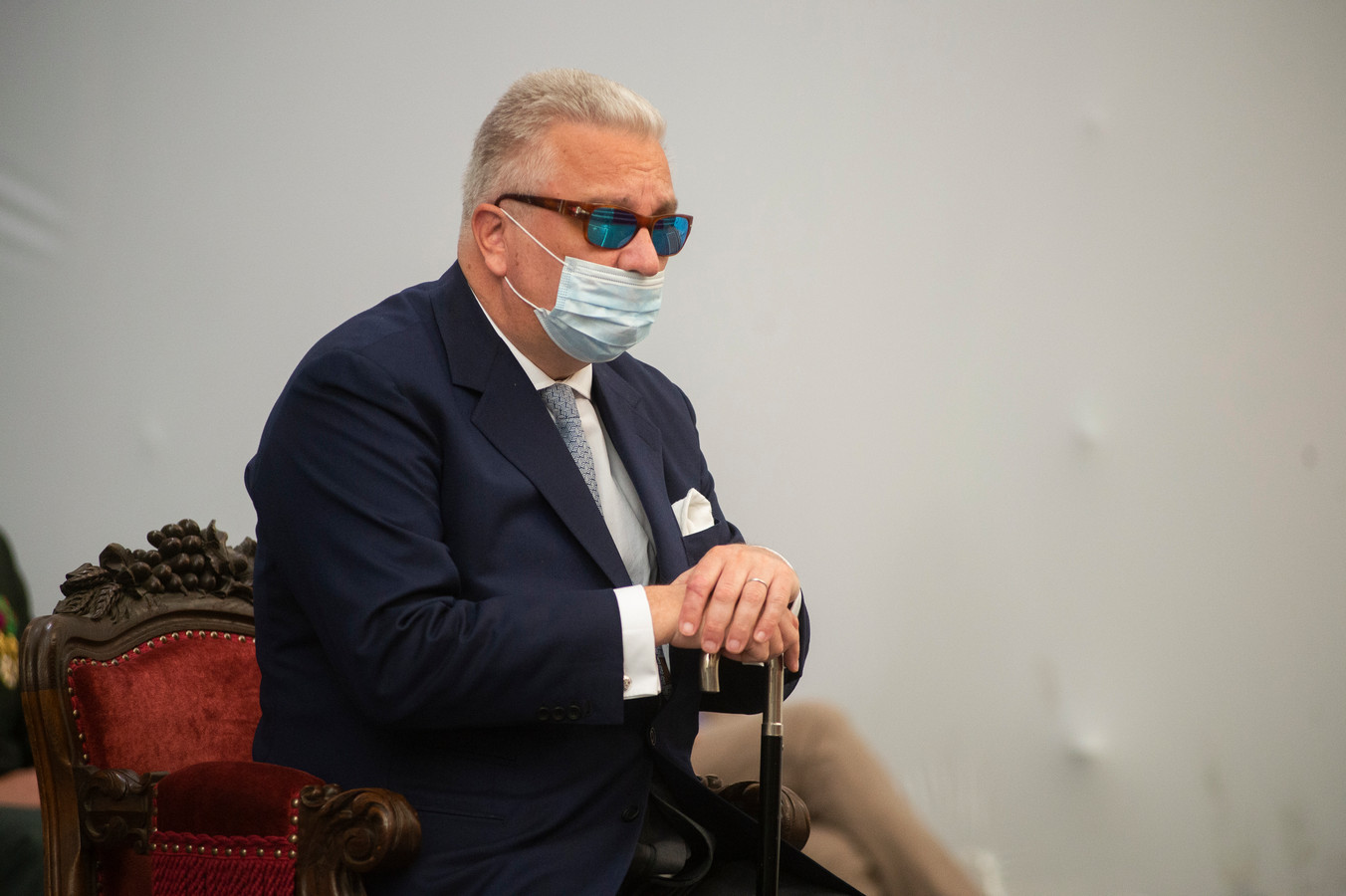 Le prince Laurent portait un masque, mais ce dernier ne couvrait pas son nez.