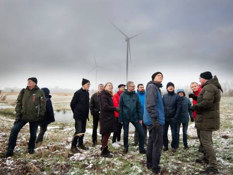 Inwoners Oss willen weten hoeveel overlast een windmolen geeft – maar excursie naar Deil maakt ze weinig wijzer