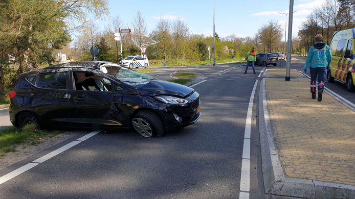 Op de Weerseloseweg (N737) in Enschede is zondagmiddag een ravage ontstaan door een verkeersongeval. Een auto sloeg daarbij meerdere keren over de kop. Zeker één persoon raakte gewond.