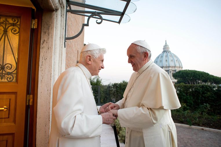 Benedictus XVI en de huidige paus Franciscus  in Rome. Beeld Photo News