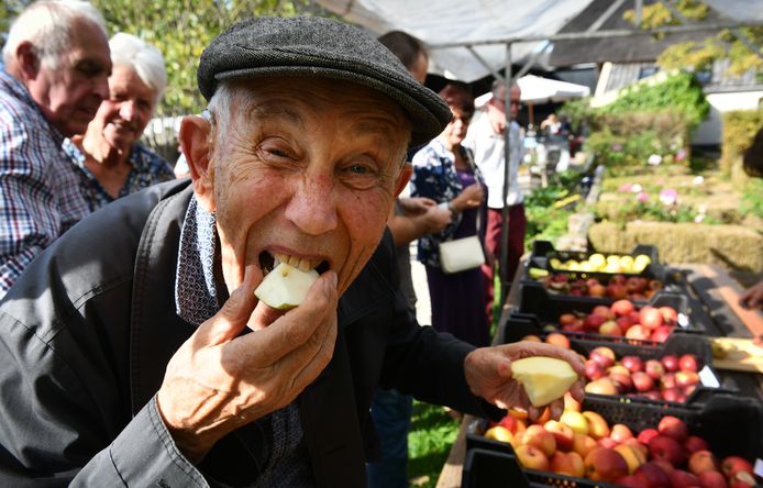 Rik Lugtmeijer (92) is helemaal uit Laag-Soeren gekomen om te proeven. Hij werkte als tropisch landbouwkundige over de hele wereld. ,,Nog steeds ben ik op zoek naar bijzondere rassen. Ik heb hier appels en peren gezien die misschien wel vijf verschillende namen hebben en ook in het buitenland voorkomen.’’