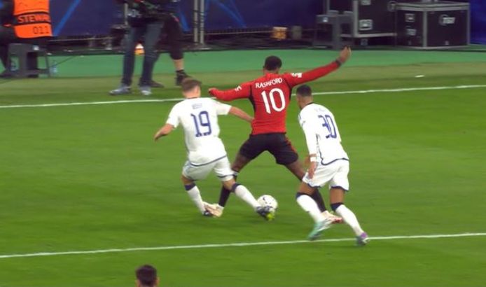 Rashford è sfortunato con la caviglia di Gellert.