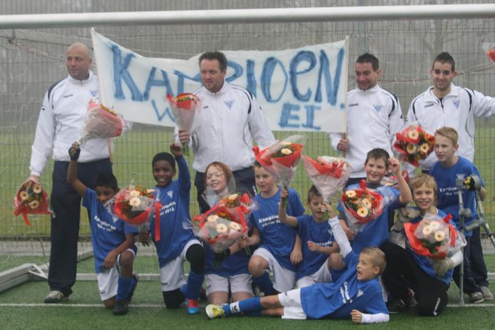 Bart Verbruggen (rechts onderin) werd kampioen met WDS'19 E1.