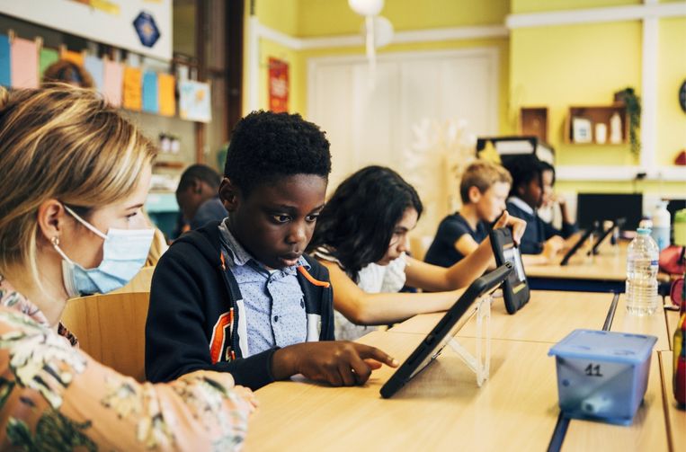 Kinderen vinden 'Bingel' zo leuk, dat liefst de helft van alle oefeningen spontaan gemaakt worden. Kinderen maken nu dubbel zoveel huiswerk dan van hen gevraagd wordt.' (Foto: het Sint-Pietersinstituut in Gent.) Beeld 