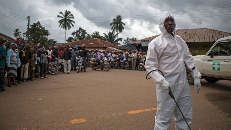 Een hulpmedewerker in Kenema, Sierra Leone, een regio waar het ebolavirus veel slachtoffers heeft gemaakt. Beeld ap