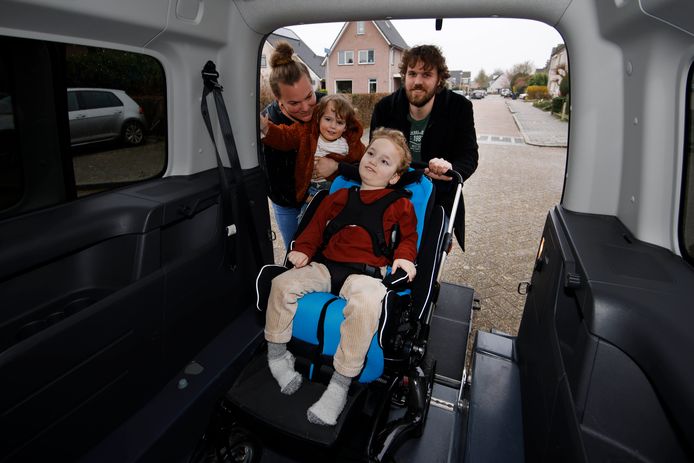 Oscar heeft een rolstoelbus dankzij succesvolle crowdfundactie.