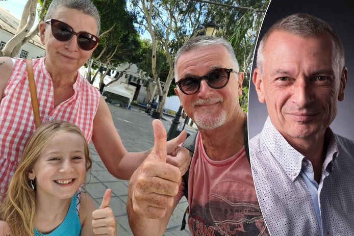 Luc Gysemberg is met zijn vrouw Hilde en hun kleindochter Anna-Lee op vakantie op Lanzarote. "Wij fleuren ervan op", getuigen de grootouders. Rechts woordvoerder van reisorganisatie TUI, Piet Demeyere.