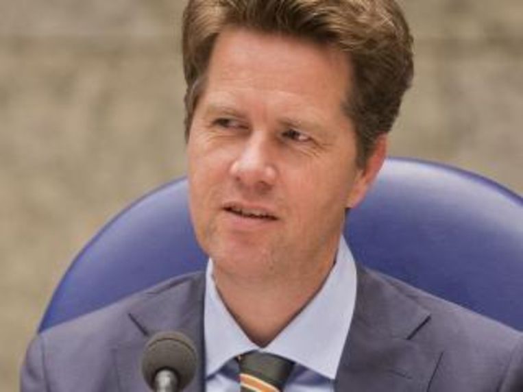Martin Bosma zit in de stal Van Praag. Beeld  