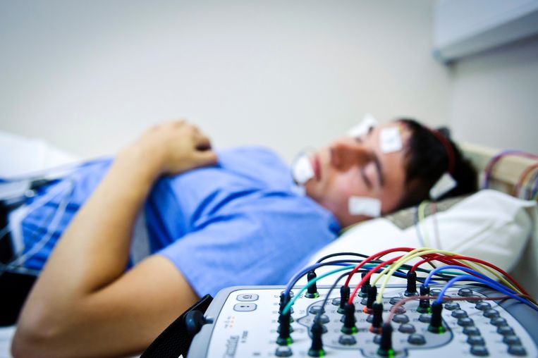 Bij een jonge patiënt wordt de hersenactiviteit gemeten tijdens de slaap. Beeld ANP extra