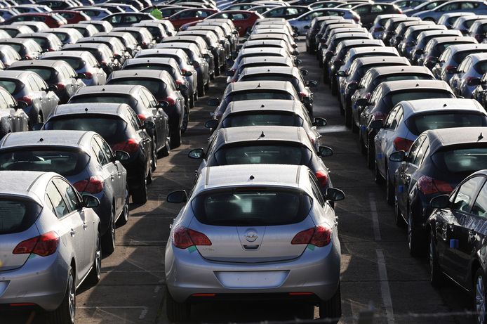 Opel Astra’s op de parking van de Engelse fabriek in Ellesmere Port.